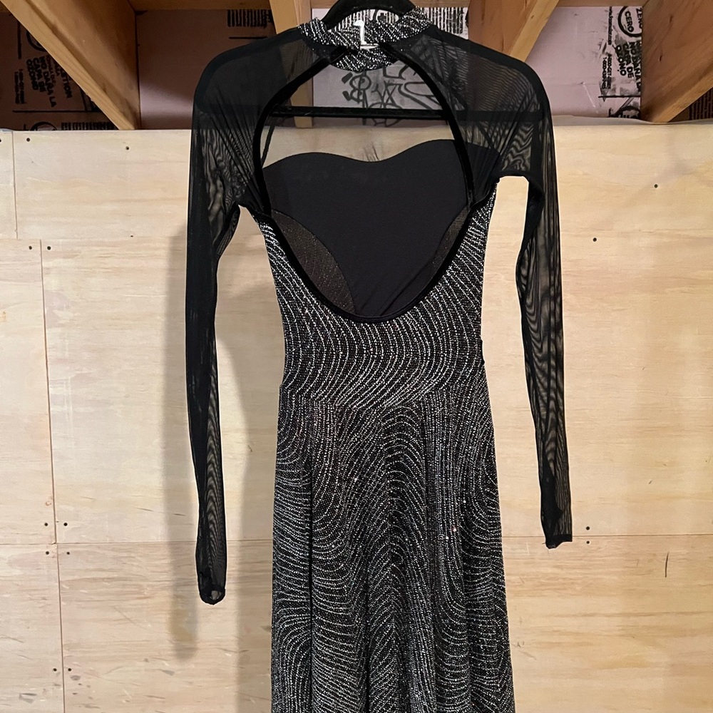 Contemporary costume - Picture 2 of 2
